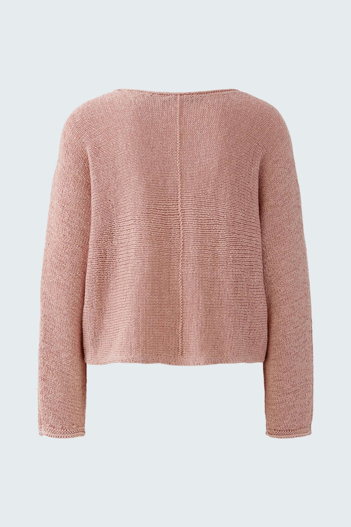 Chandail en ruban tricoté rose à coupe décontractée et encolure dégagée avec lignes décoratives verticales.