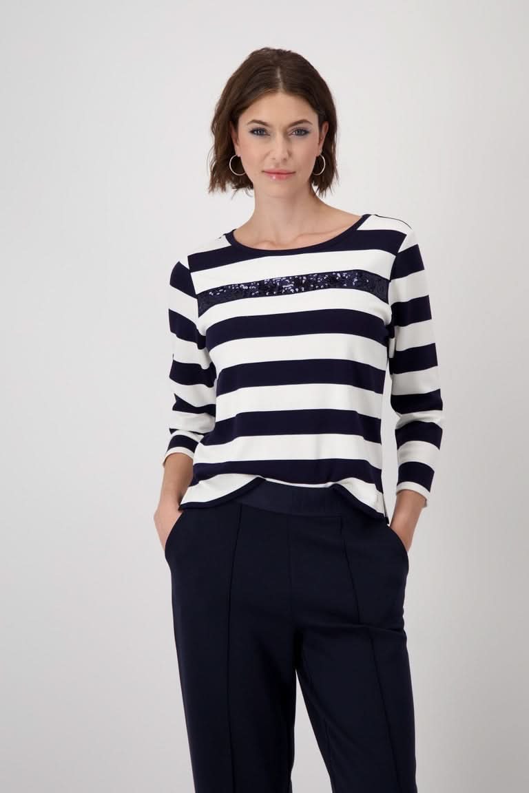 Sweatshirt rayé en viscose fluide avec sequins, coupe régulière et fente latérale, style décontracté et élégant.