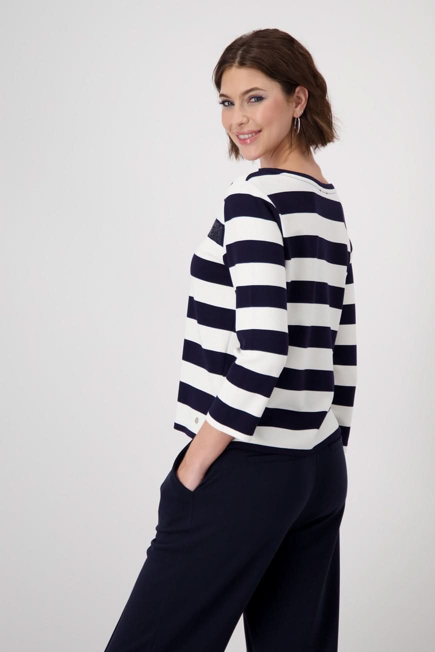 Sweatshirt rayé élégant en viscose fluide, avec fente latérale pour un look décontracté.