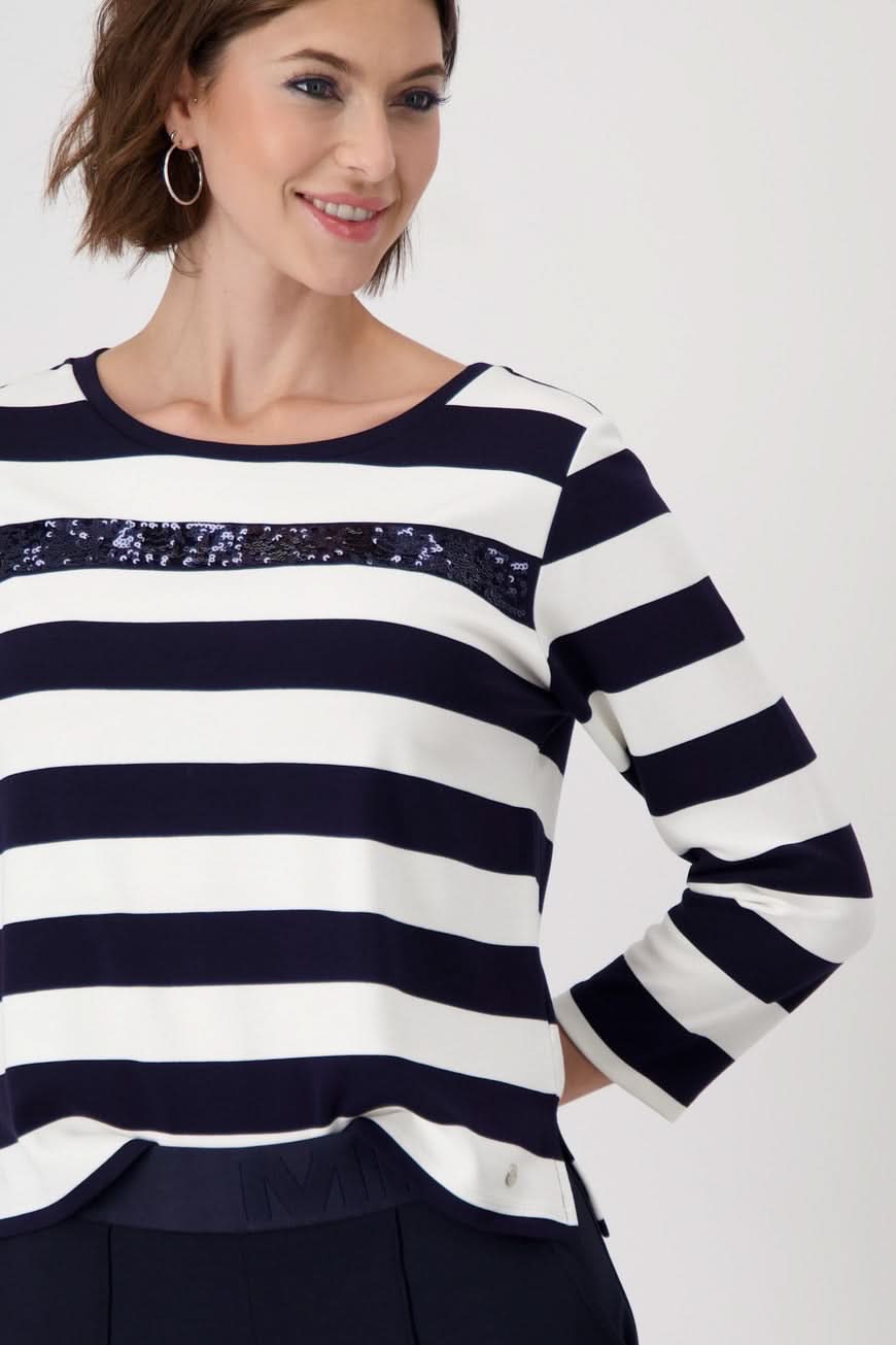 Chandail en tissu sweat rayé blanc et marine avec sequins, coupe régulière et fente latérale, style décontracté.