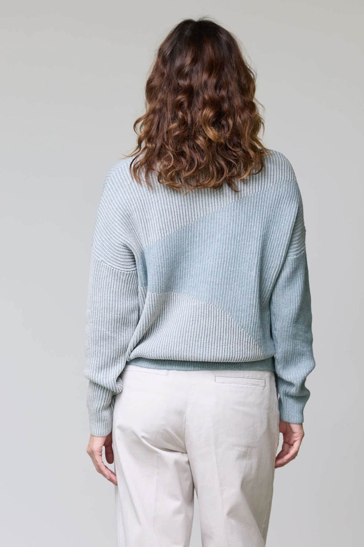 Modeled back view of a Chandail en tricot côtelé, showcasing its relaxed fit and ribbed texture, with round neckline and breathable fabric.