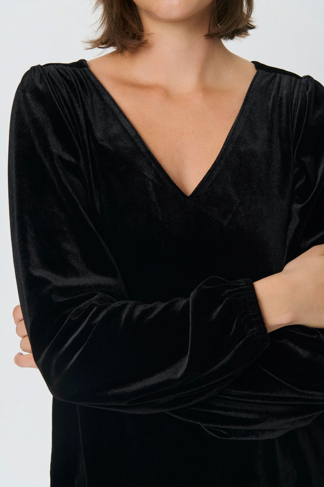 Chandail en velours Madis, manches longues bouffantes, encolure en V, couleur noire. Décris moi le produit en français.