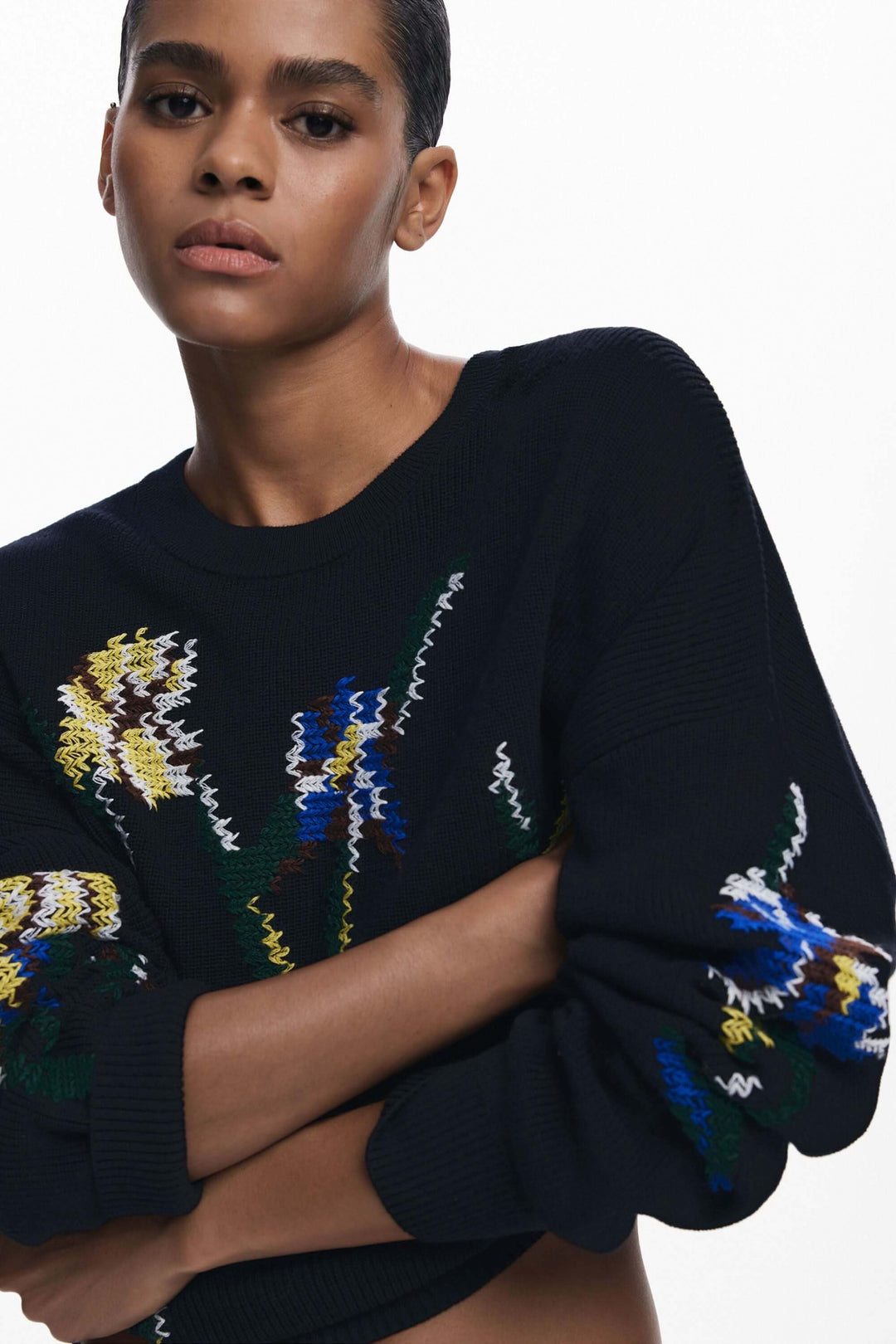 Chandail à fleurs brodées en maille avec motifs colorés, coupe confortable et encolure ronde, apportant style et élégance.