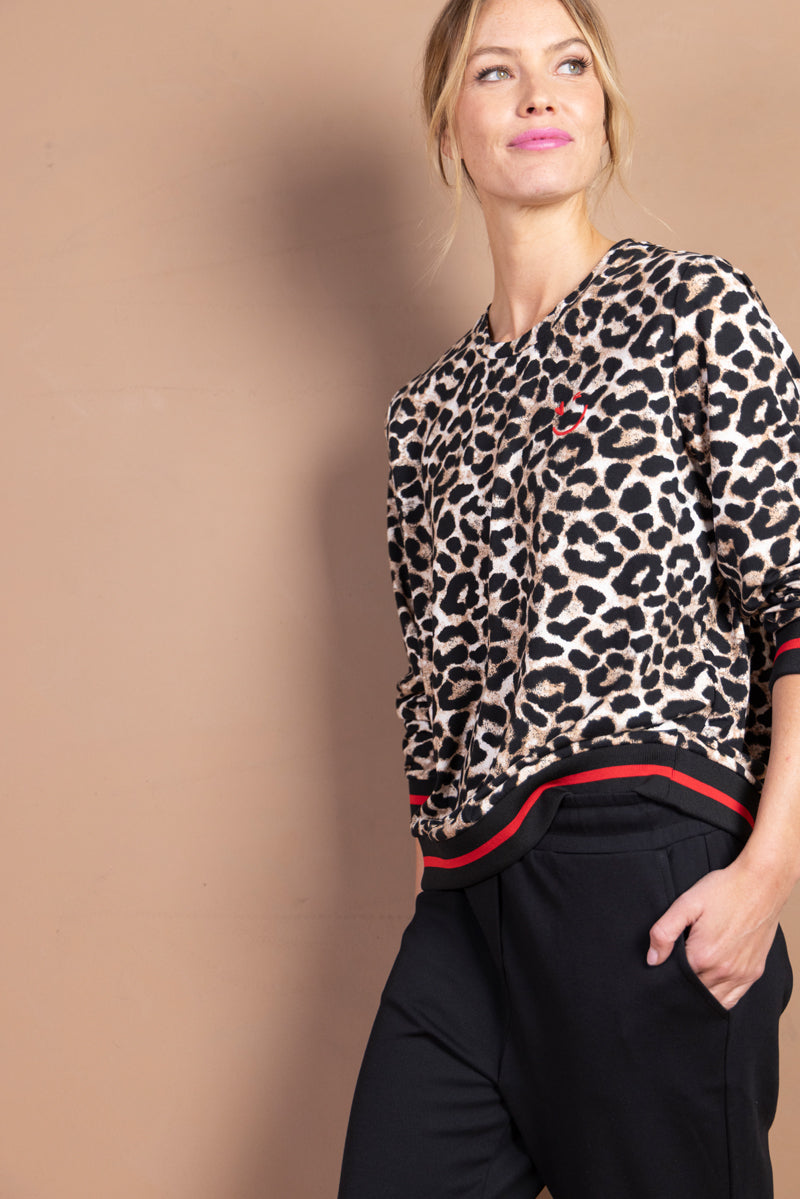 Chandail imprimé léopard moderne avec finitions contrastantes, idéal pour un look sportif chic et polyvalent. Confort et style assurés.