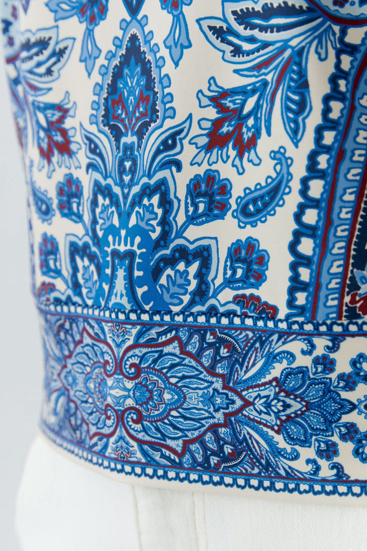 Chandail imprimé à manches courtes avec motif cachemire artistique en bleu et blanc, élégant et confortable.