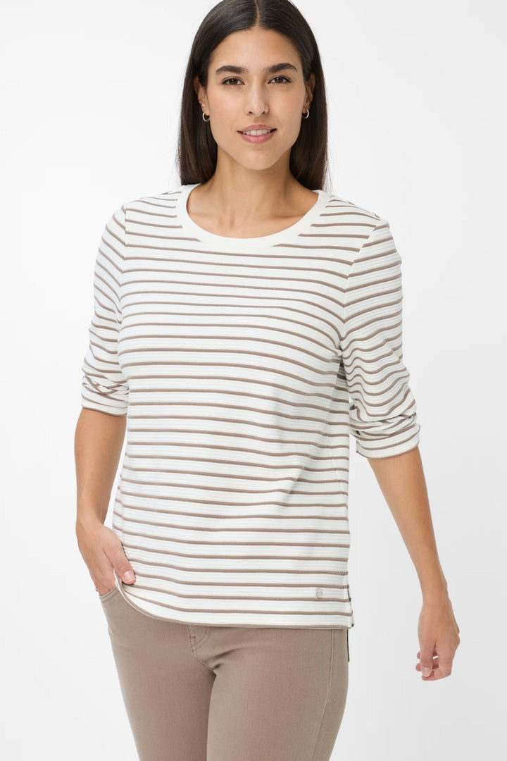 Femme portant le Chandail ligné Bonnie avec motif à rayures et encolure ronde.