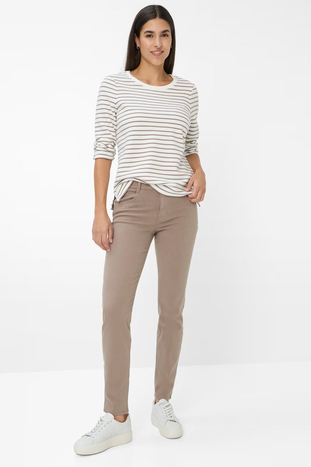Femme portant le Chandail ligné Bonnie à rayures avec un pantalon neutre, confort et style casual-chic, manches longues.