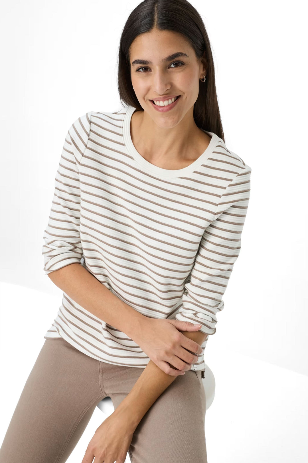 Femme portant un Chandail ligné Bonnie avec motif à rayures et manches longues pour un look casual-chic.