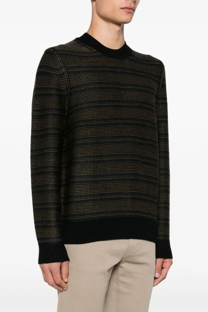 Pull à col rond BOSS en rayures contrastées, style décontracté et confortable pour journées fraîches.