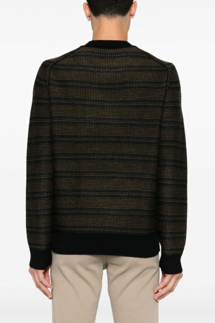 Pull BOSS à col rond avec rayures contrastées, vu de dos, en laine douce pour un look casual chic.