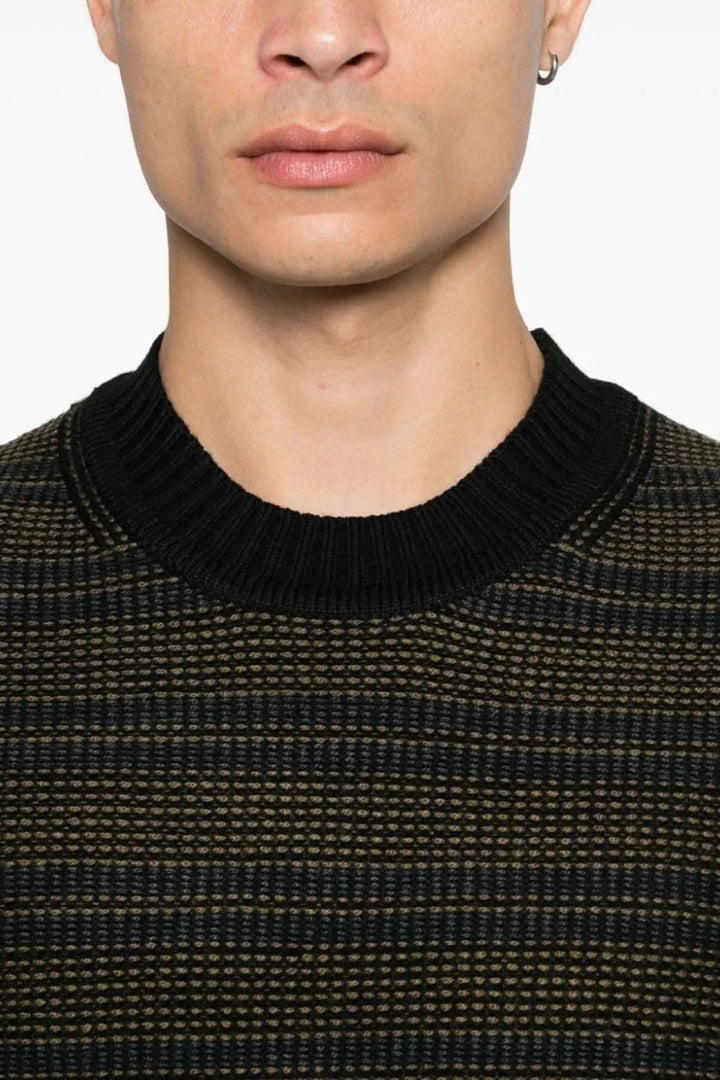 Pull à col rond BOSS avec motif rayé, mélange de laine, coupe ajustée et look casual chic.