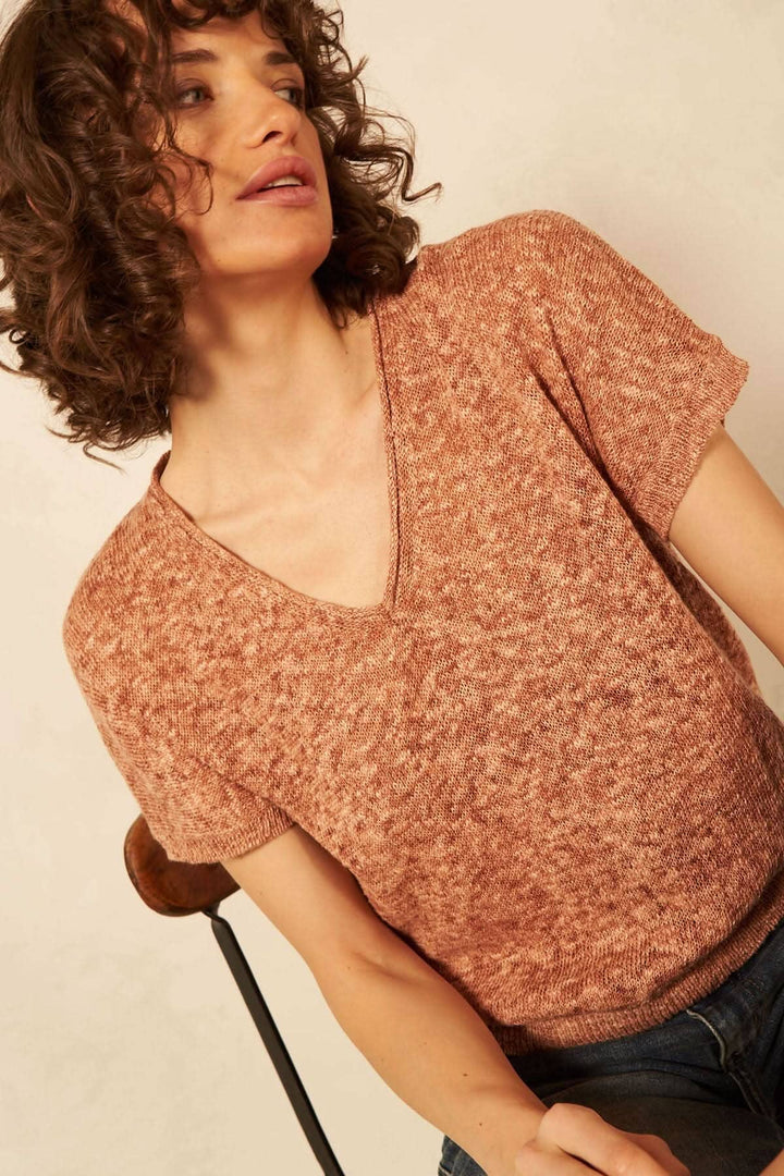 Chandail tendance à manches courtes en V, en mélange de lin et coton, style décontracté, couleur rouille.