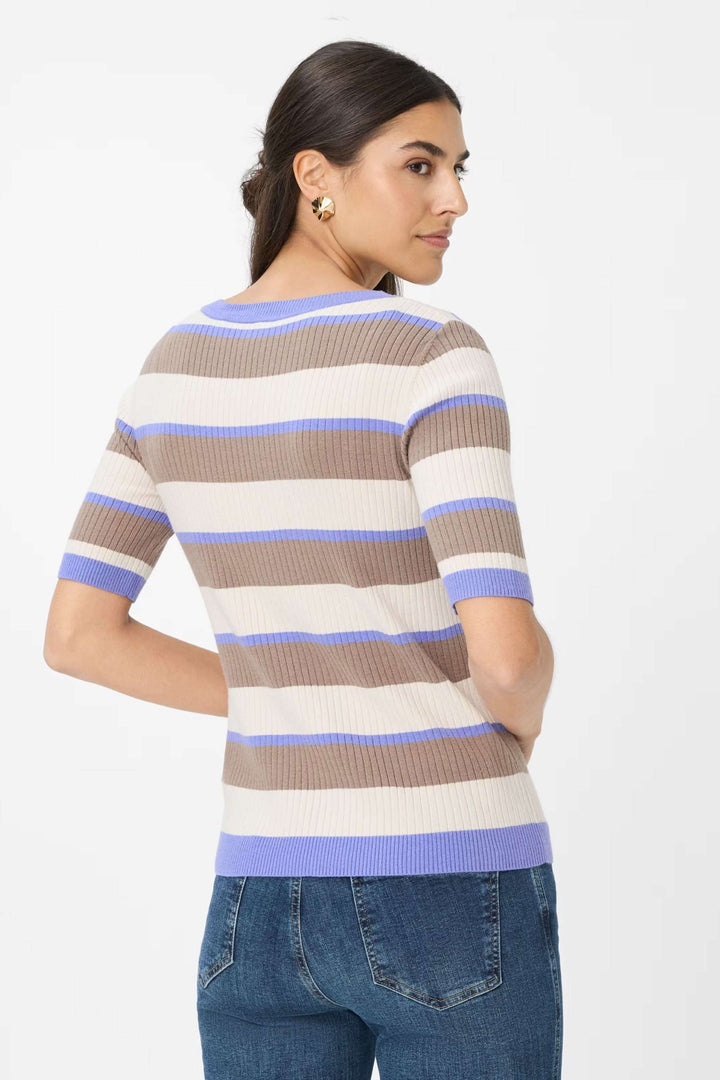 Femme portant un chandail manches courtes à rayures modernes en tricot côtelé, idéal pour un look décontracté chic.