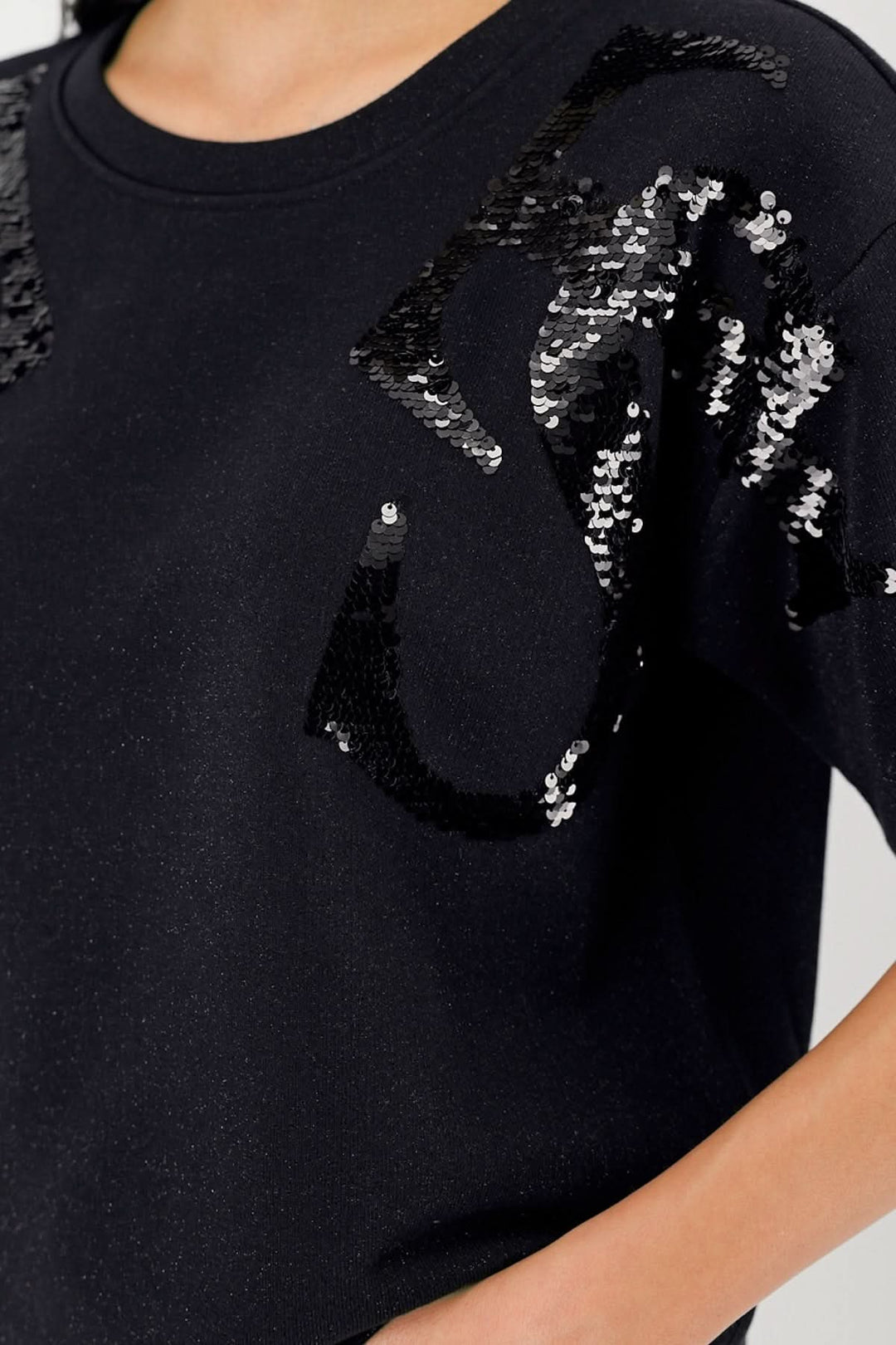 Chandail à manches courtes avec paillettes ton sur ton, maille noire, motif abstrait, coupe droite, col rond, tendance et sophistiqué.