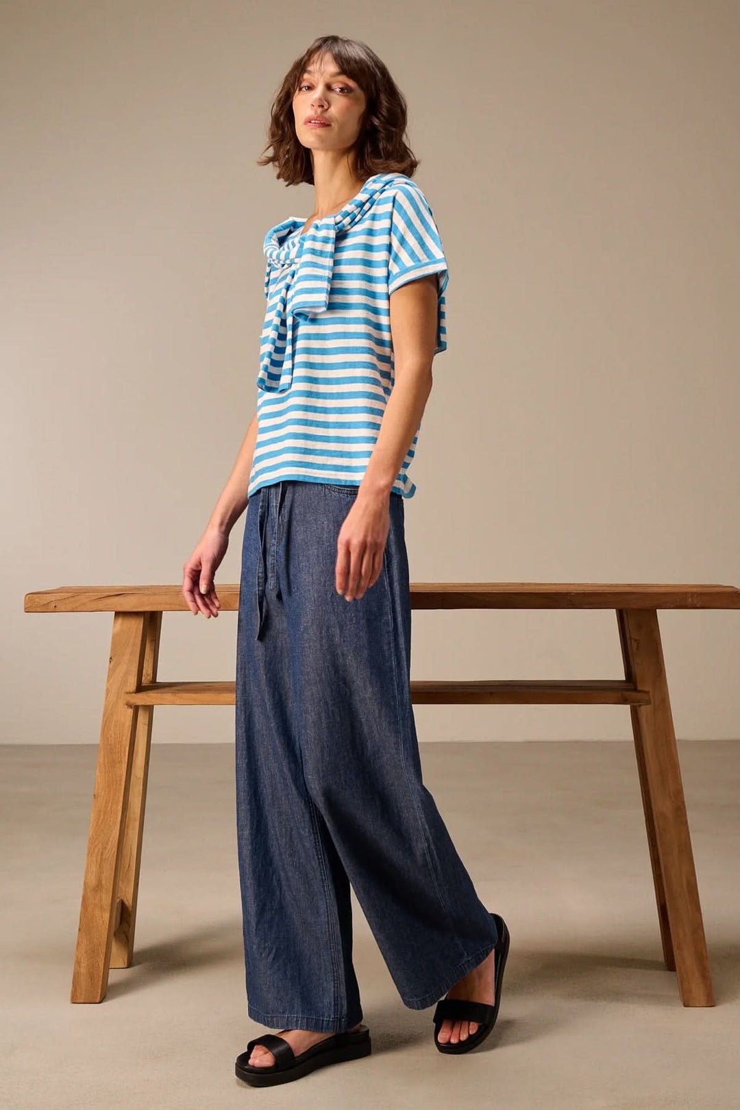 Femme portant un chandail à manches longues rayé coupe décontractée avec pantalon ample, look casual et confortable