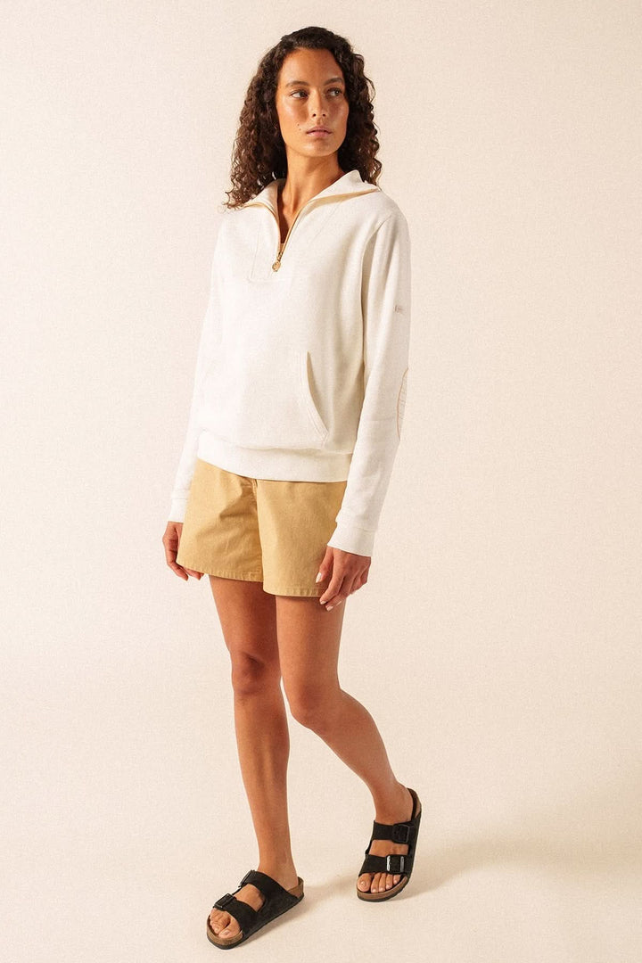 Femme portant Chandail molletonné LOU avec demi-glissière, coudières et poche kangourou, style sport-chic décontracté.