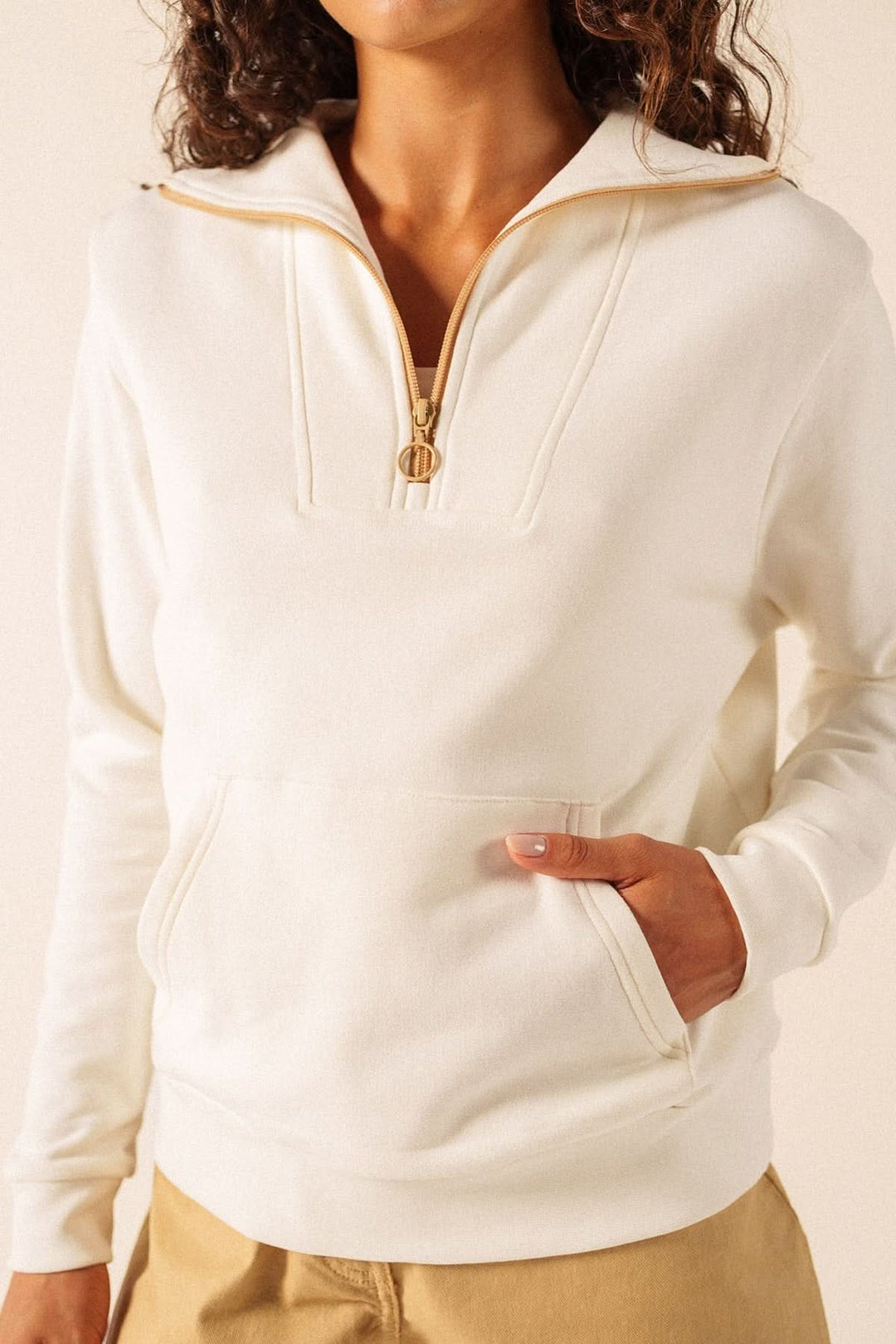Chandail molletonné LOU avec demi-glissière contrastante et poche kangourou, idéal pour un style sport-chic et confortable.
