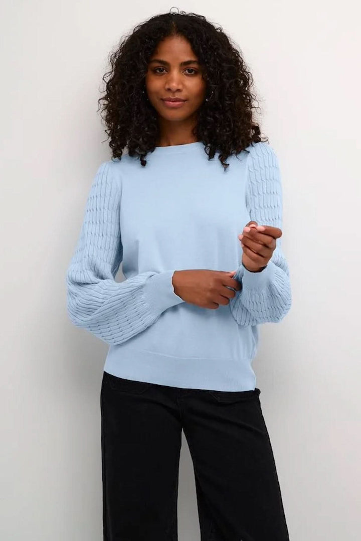 Chandail en maille bleu clair avec manches élégantes et coupe décontractée, parfait pour un look cocooning.