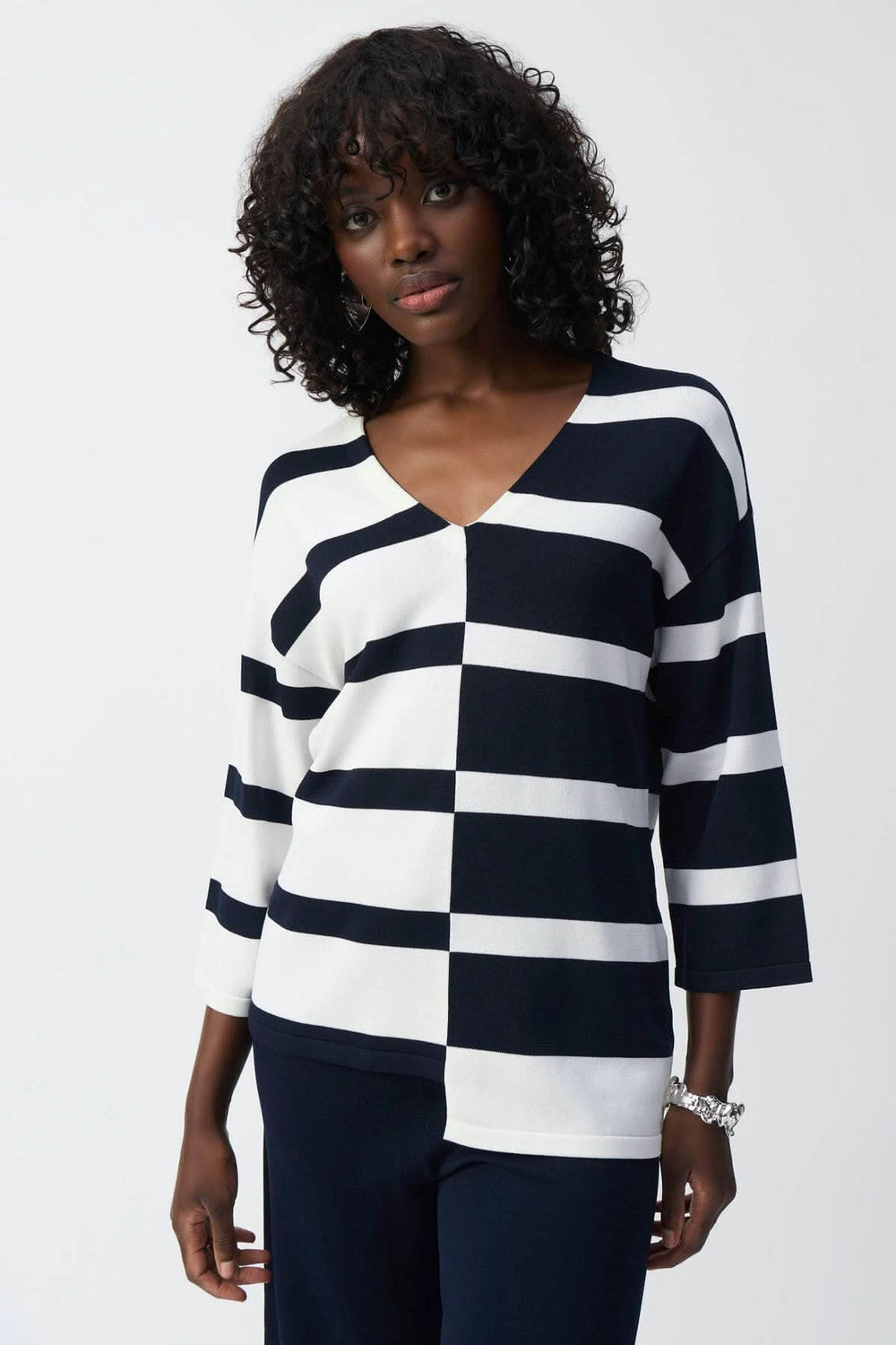 Chandail rayé col V en tricot, manches 3/4, coupe droite, original et décontracté, longueur hanches.