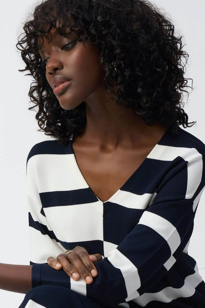 Chandail rayé col V avec encolure en V et manches 3/4, présenté par mannequin avec cheveux bouclés.