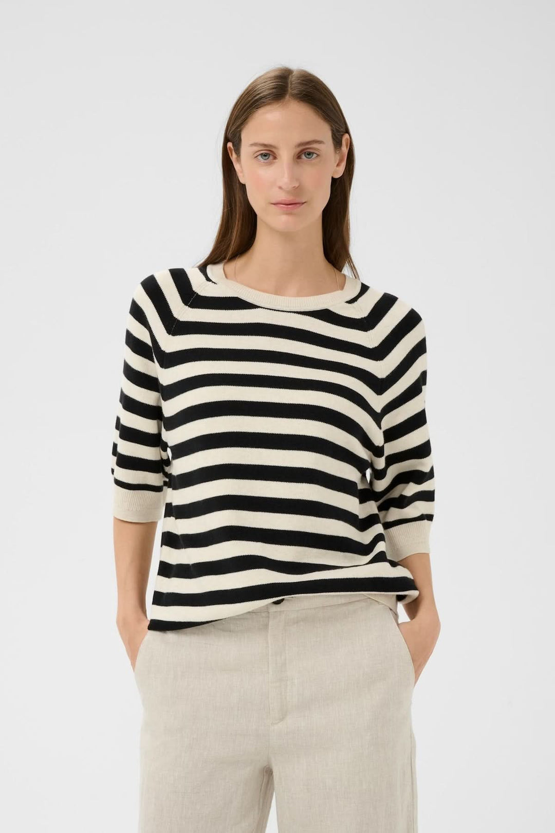 Femme portant le Chandail rayé en tricot Madie avec coupe droite et encolure ronde, idéal pour un style à la fois simple et soigné.