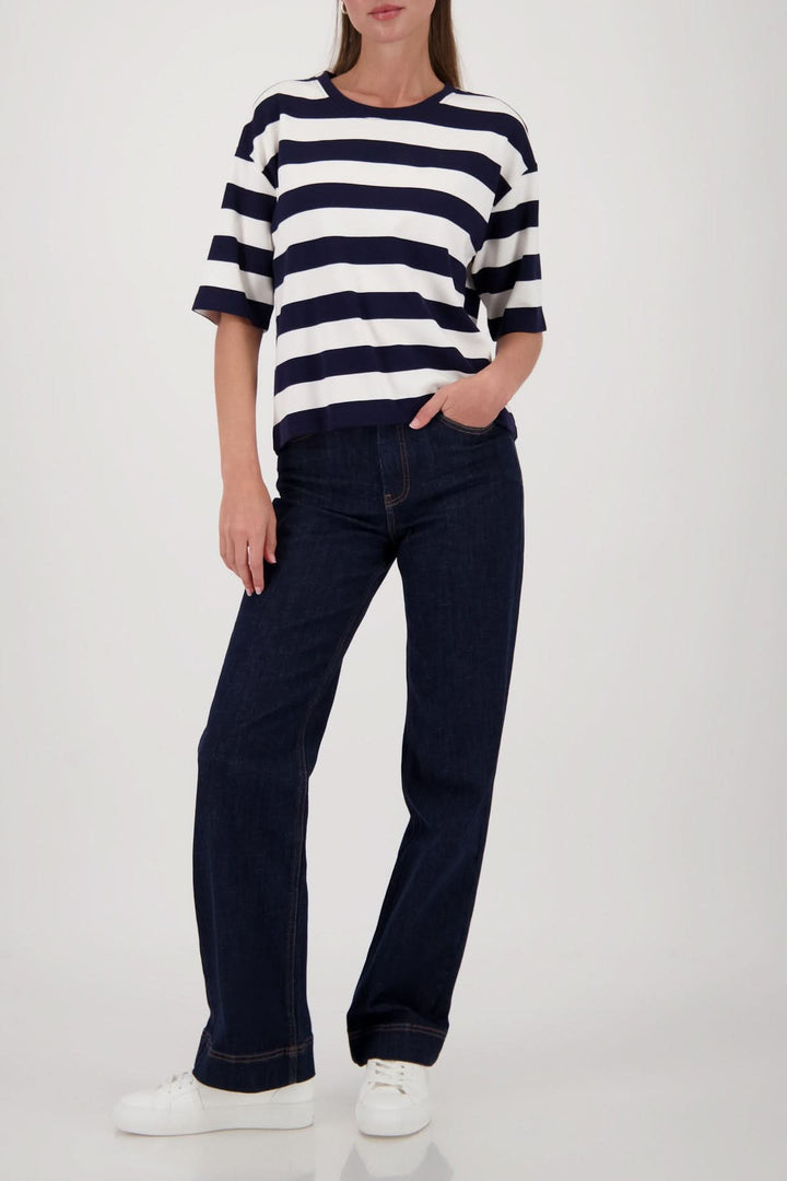 Femme portant un Chandail à rayures col rond avec un look décontracté et moderne, parfait pour un quotidien confortable.