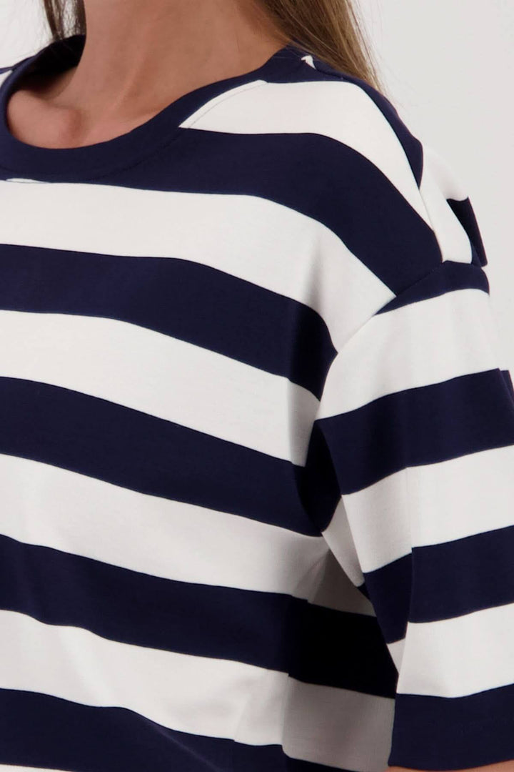Chandail à rayures col rond bleu et blanc avec manches courtes pour un look décontracté et moderne.