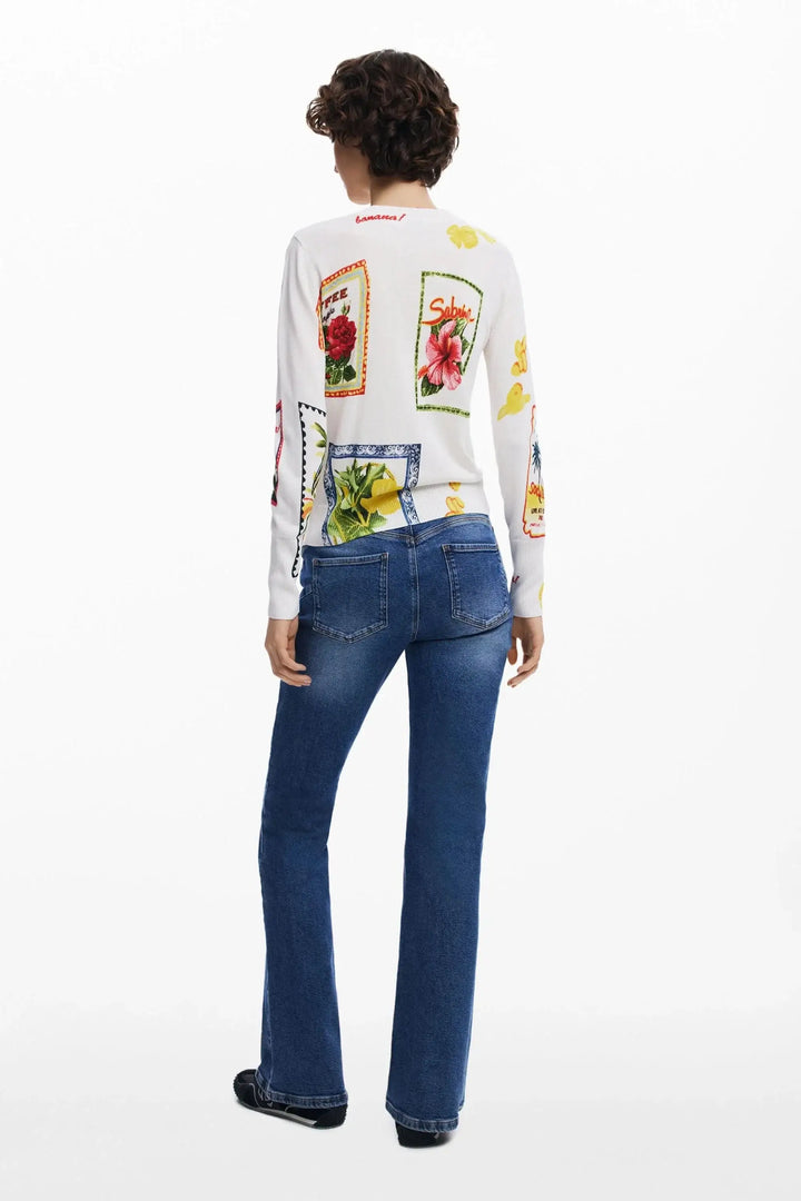 Chandail à timbres tropicaux, manches longues, style décontracté et moderne, porté avec un jean au dos.