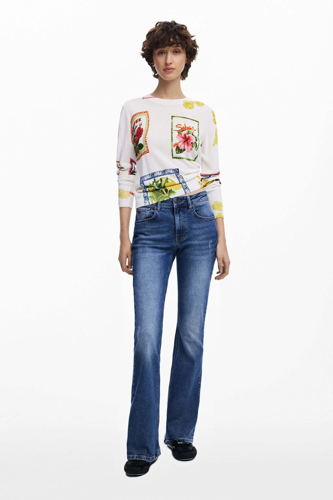 Chandail à timbres tropicaux avec jeans, style décontracté et moderne pour un look chic.