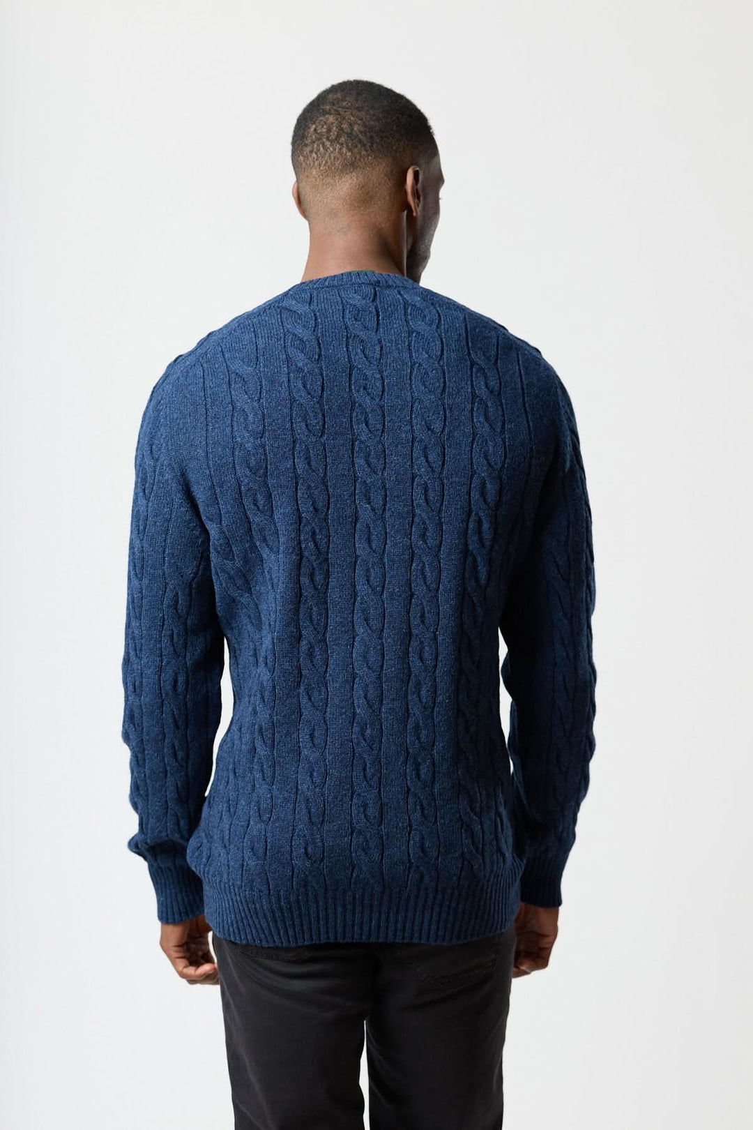 Chandail torsadé col rond bleu en maille torsadée, offrant confort et style casual adapté au bureau et au week-end.