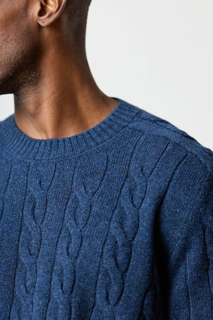 Chandail torsadé col rond en maille bleue avec texture câblée, col côtelé, parfait pour un style net et masculin au quotidien.