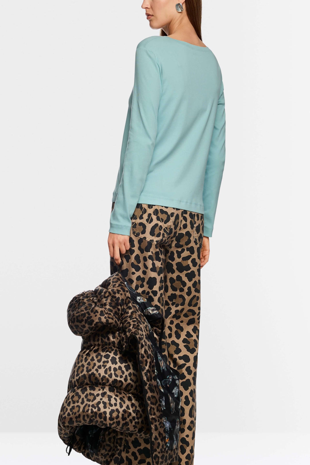 Chandail unie à manches longues bleu porté avec pantalon imprimé léopard, vue de dos, pour un look chic et confortable.