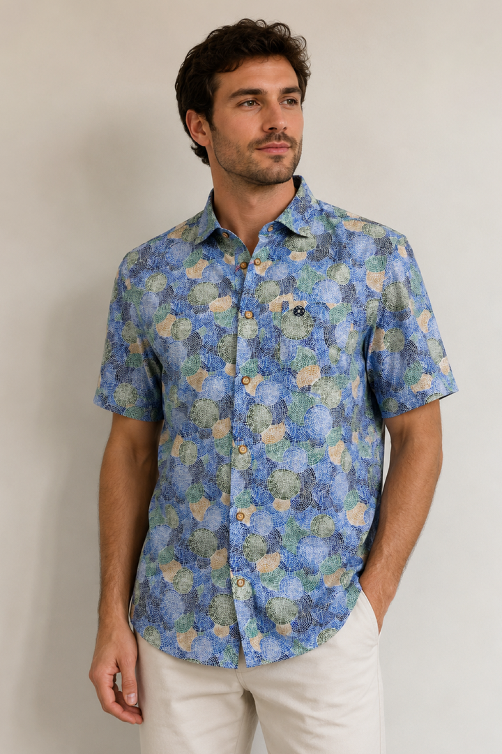 Short-sleeved shirt with an abstract pattern