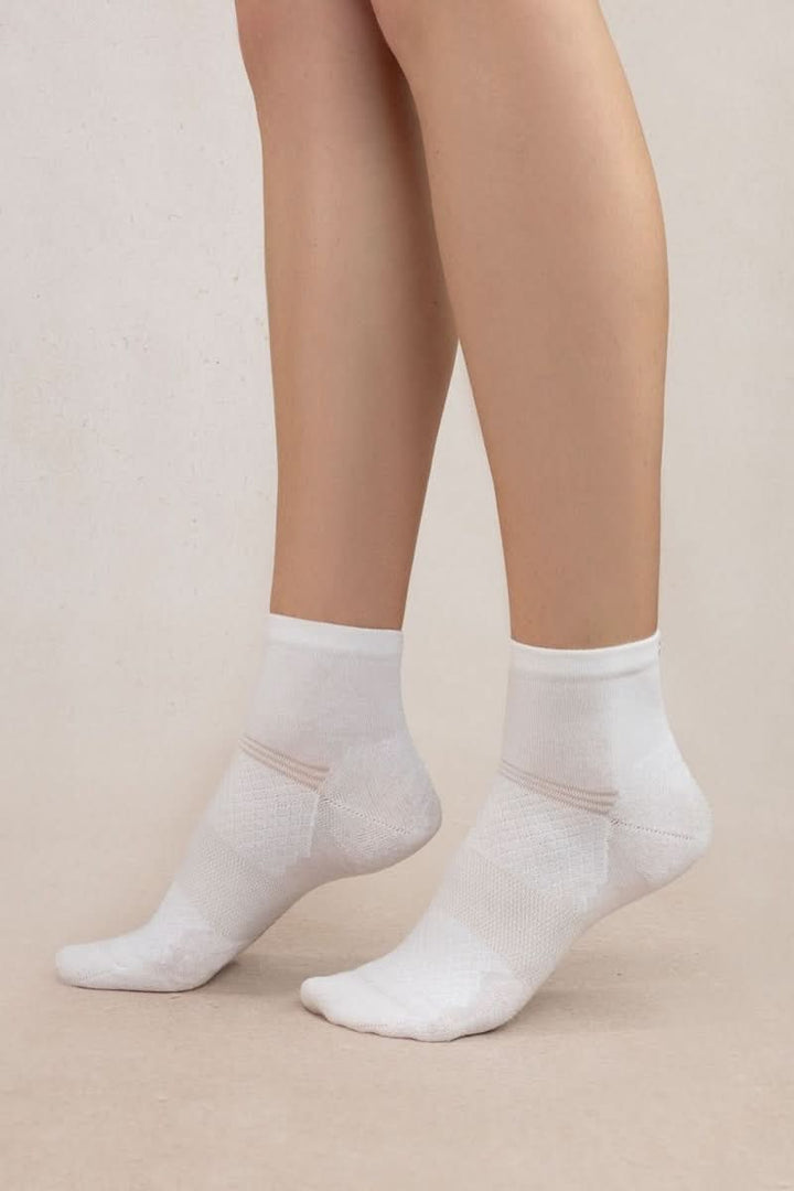 Chaussettes courtes en maille respirante, confortables et ajustées pour un maintien optimal, idéales pour des tenues décontractées.