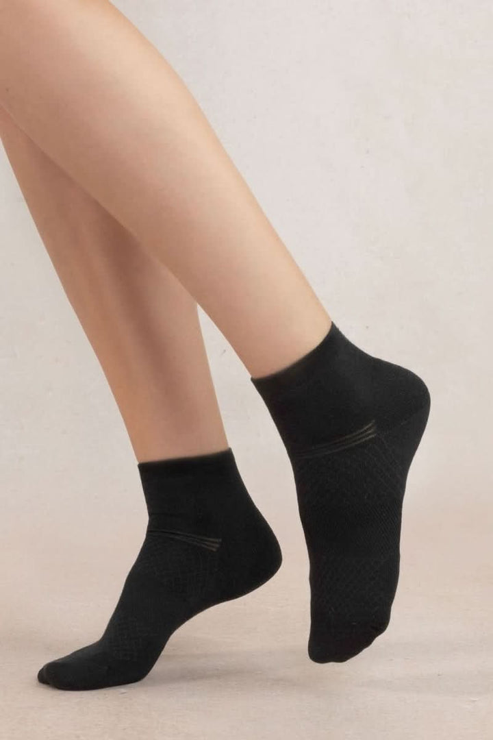 Chaussettes courtes en maille respirante noires pour confort et performance au quotidien, idéales pour activités et tenues décontractées.