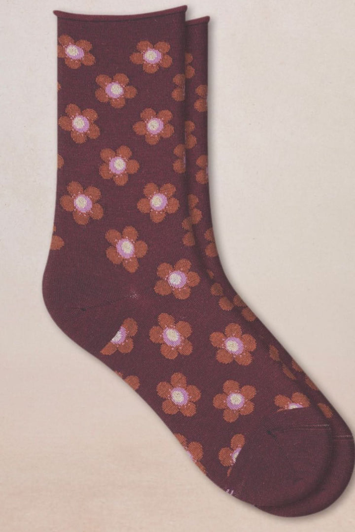 Chaussettes en maille à petit motif floral avec fond marron et fleurs colorées pour style élégant et confortable.
