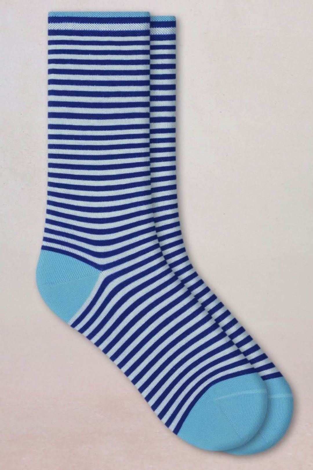 Chaussettes à rayures fines, modernes, confortables, graphisme élégant, pointes et talons contrastés, style mi-mollet extensible.