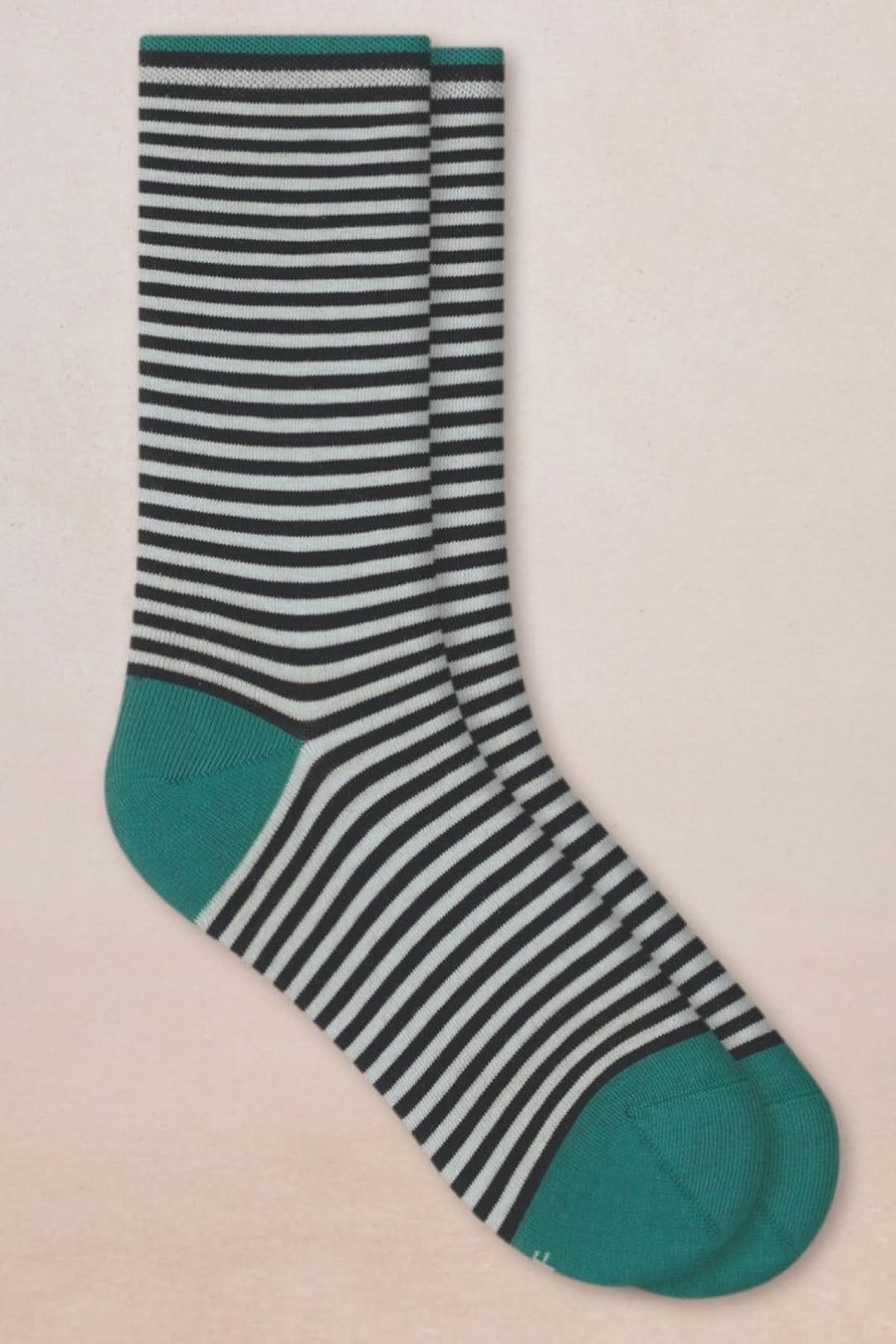 Chaussettes à rayures fines avec talon et pointe contrastés, style mi-mollet moderne et confort.
