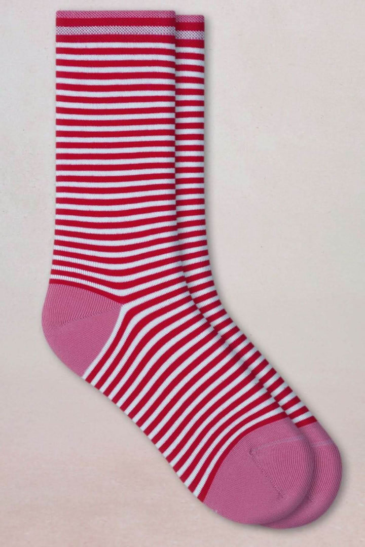 Chaussettes à rayures fines avec motif rayures rouges et blanches, pointes et talons roses. Design moderne et confortable.