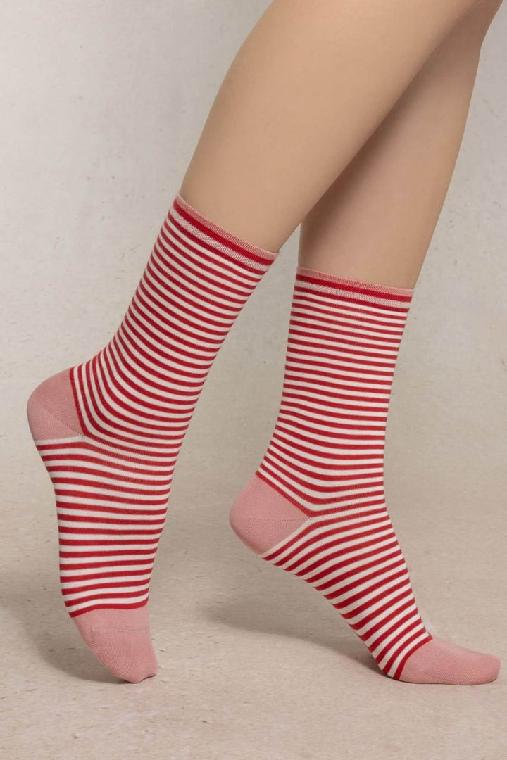 Chaussettes à rayures fines rouges et blanches, mi-mollet, avec pointe et talon en contraste rose, confortables et modernes.