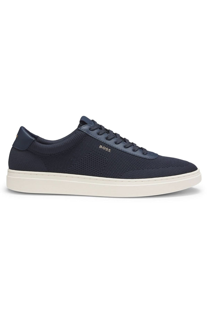 Chaussure Kieran espadrille BOSS bleue avec tige en maille tricotée, garnitures en cuir, et logo contrastant.