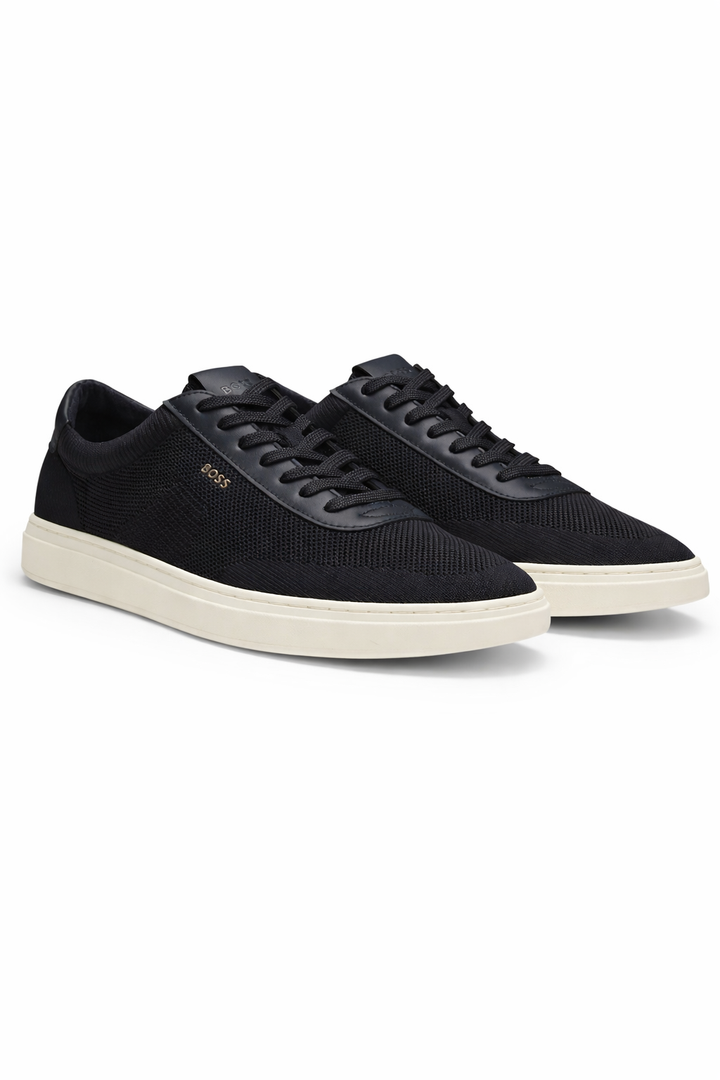 Chaussure Kieran de BOSS en maille noire avec finitions en cuir, lacets classiques et logo contrastant, idéale pour un usage quotidien.
