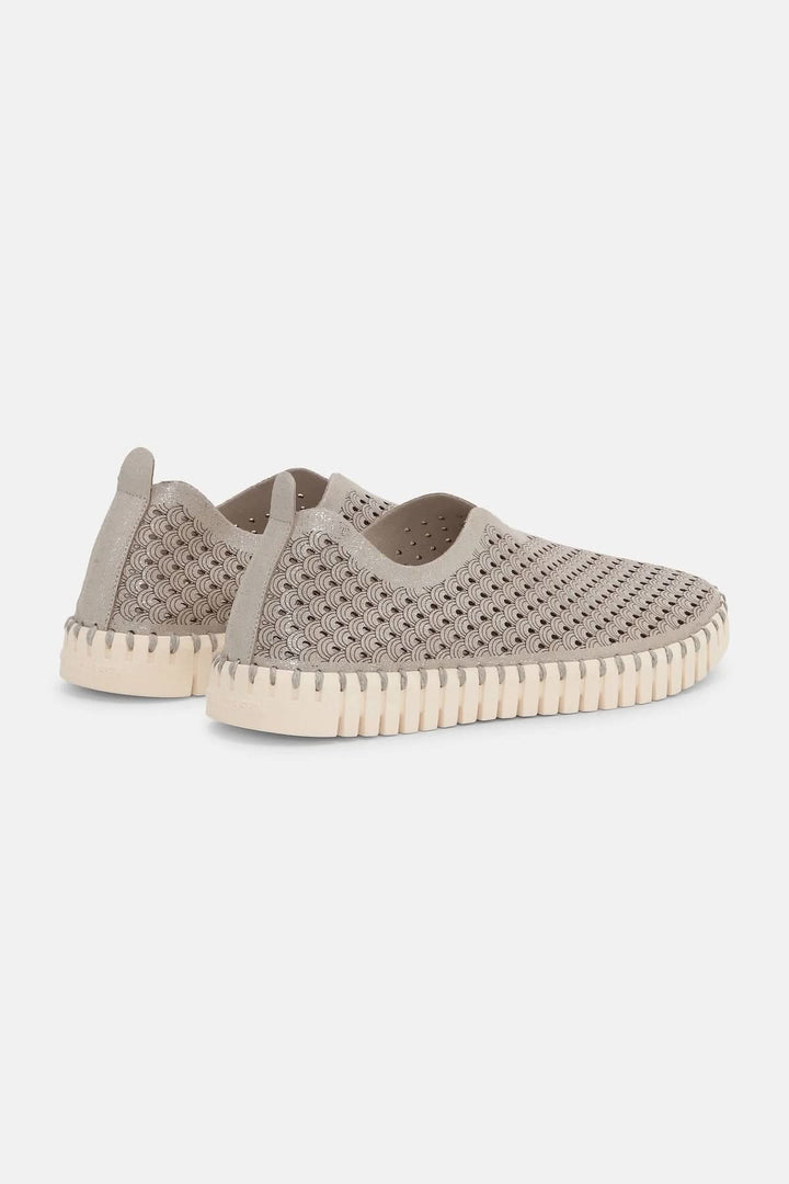 Chaussure ajourée style slip-on avec tige aérée et semelle épaisse beige, idéale pour un look décontracté et confortable au quotidien.