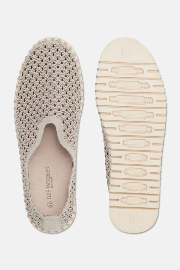 Chaussure ajourée style slip-on beige avec semelle souple et tige ajourée, vue de dessus et dessous, design contemporain et confortable.