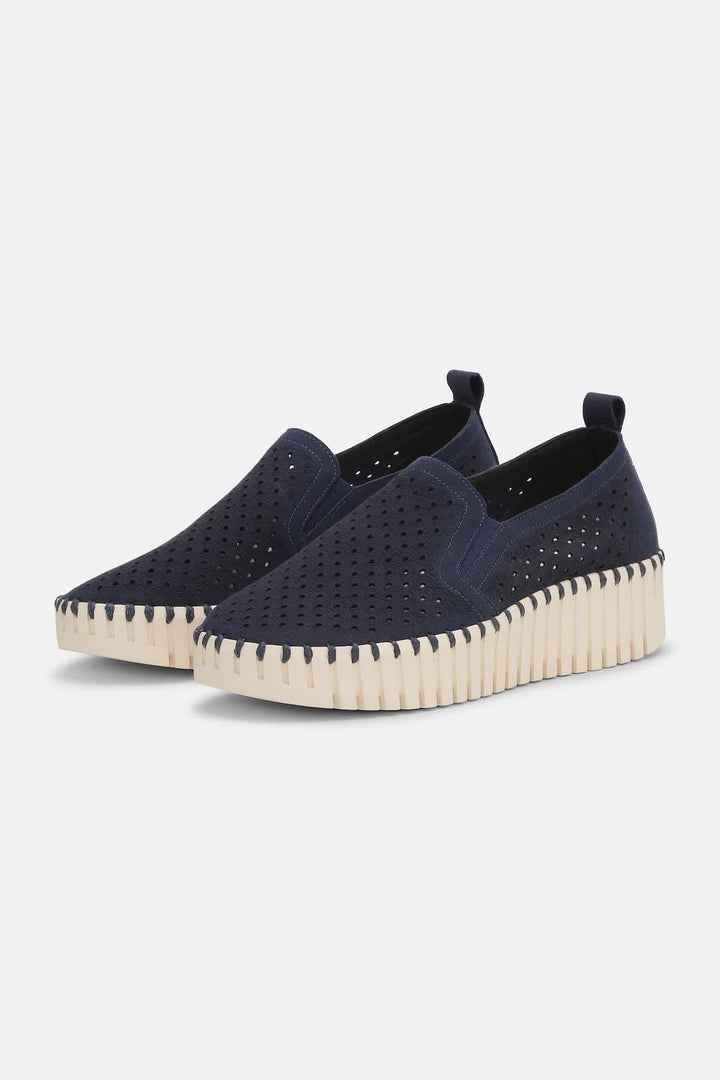 Chaussure ajourée style slip-on bleue avec semelle épaisse et souple pour un confort au quotidien.