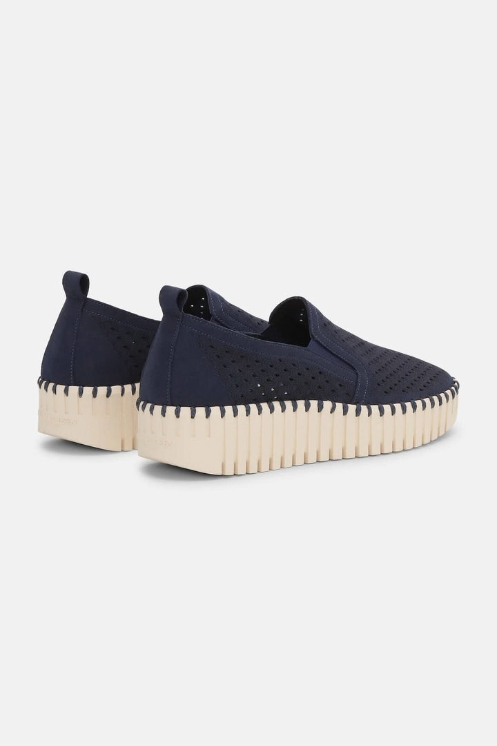 Chaussure ajourée style slip-on bleu marine avec semelle épaisse beige, vue arrière, confort et design contemporain.
