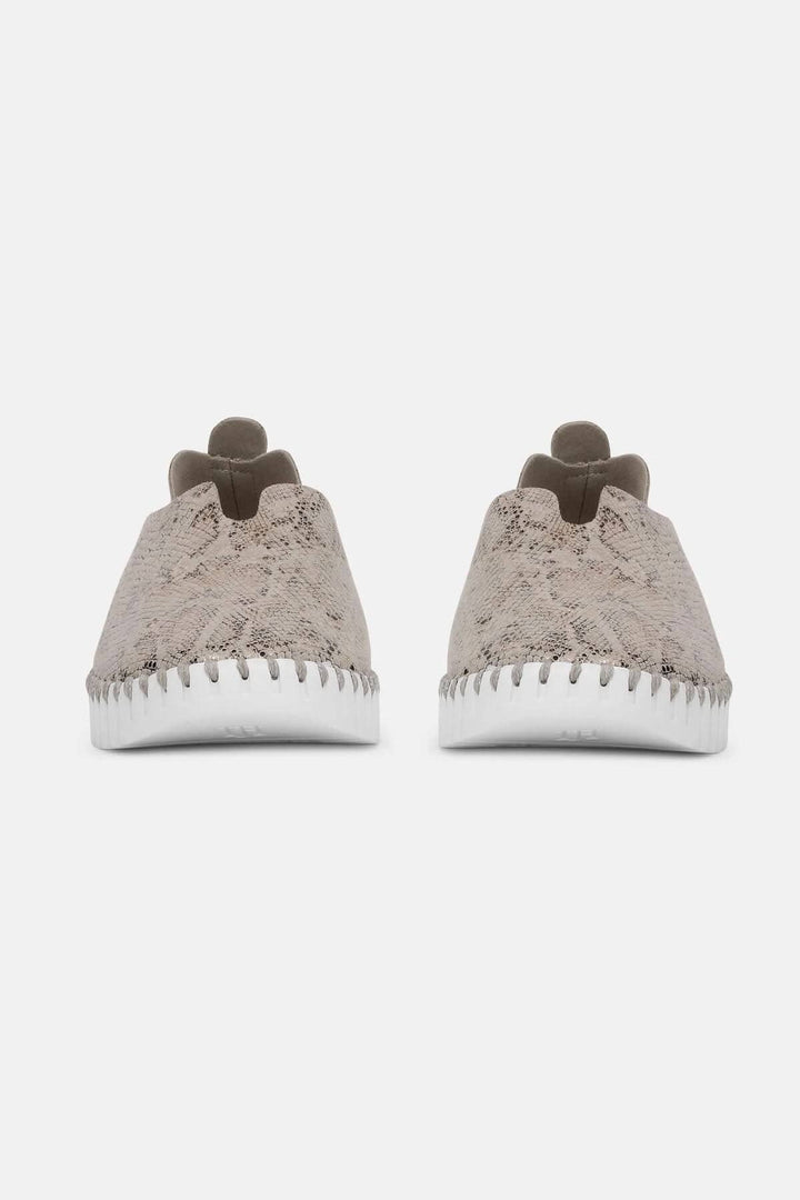Chaussures légères Ilse Jacobsen avec imprimé peau de serpent, semelle caoutchouc, design respirant.