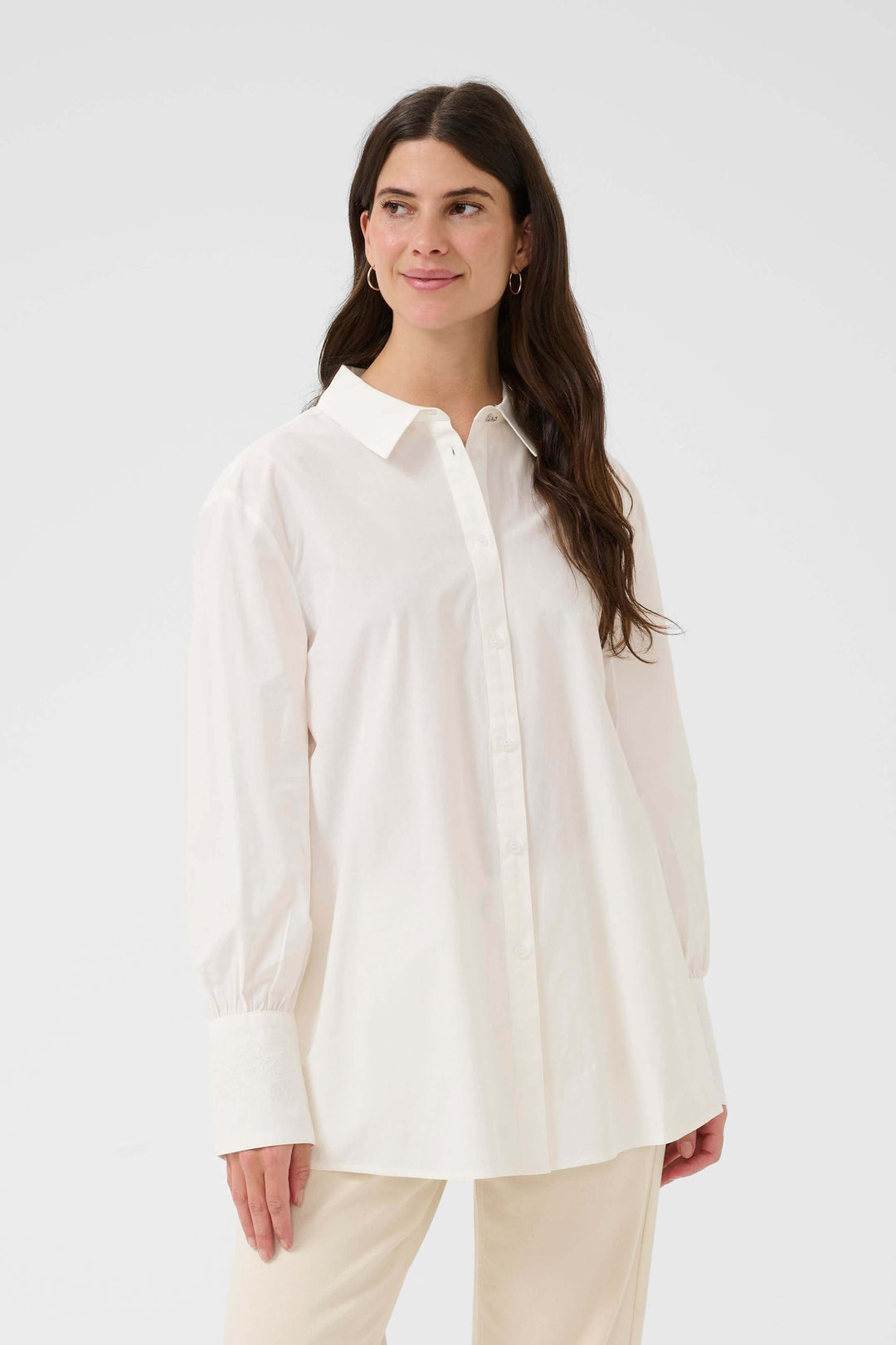 Femme portant la Chemise Alison blanche avec col classique et coupe fluide élégante.