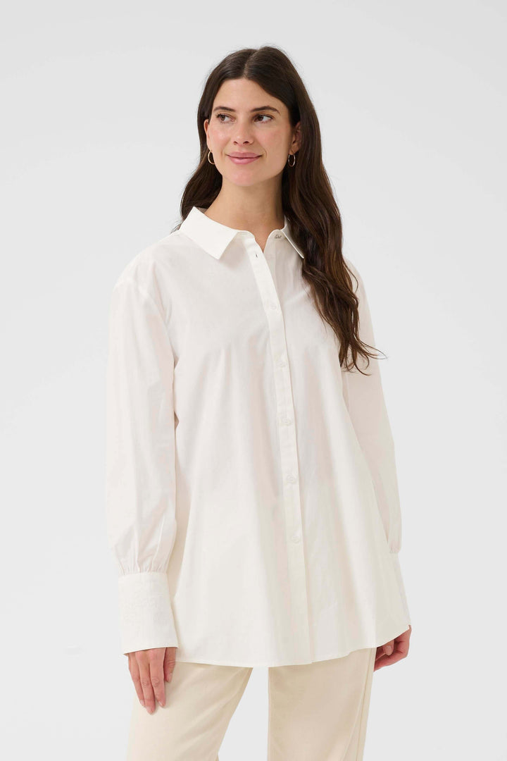 Femme portant la Chemise Alison blanche avec col classique et coupe fluide élégante.