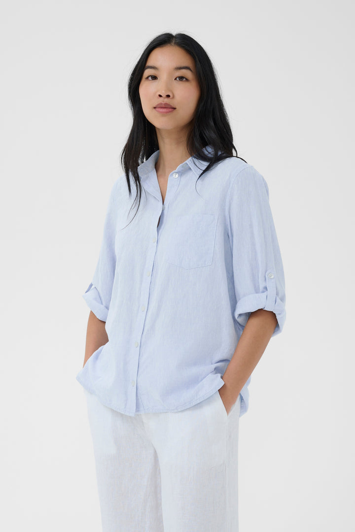 Chemise rayée Cindie avec manches retroussables, idéale pour un style décontracté et polyvalent.